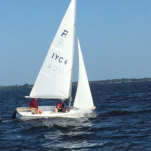 File:Precision 15 sailboat IYC - New Smyrna Racing 2016 (30762589042).jpg