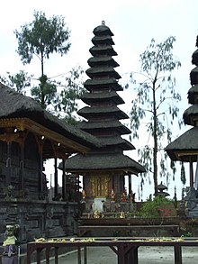 The 11-tiered Meru tower (pelinggih) of the inner sanctum of Pura Penataran Agung Batur. PuraUDBaturMeruTumpang.JPG