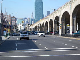 A területen áthaladó Queens Boulevard