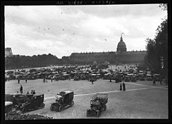 Sort / hvidt foto med biler på Esplanade des Invalides.