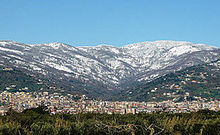 Lamezia Terme con lo sfondo del Reventino