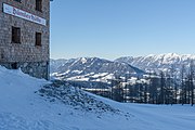 English: Alpine cabin Dümlerhütte was erected in 1894.It is located at alpine pasture Stofferalm at 1495 m a.s.l. The view to the northeast shows the entire southwest side of Nationalpark Kalkalpen. Deutsch: Die Dümlerhütte liegt auf einer Seehöhe von 1495 m. Sie wurde 1894 errichtet und 2001/2002 renoviert. Beim Blick nach Nordost zeigt sich die gesamte Südwestseite des Nationalparks Kalkalpen.