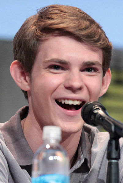 File:Robbie Kay by Gage Skidmore.jpg