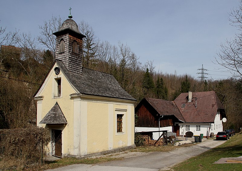 File:Roitham - Traunfall, Nikolauskapelle.JPG