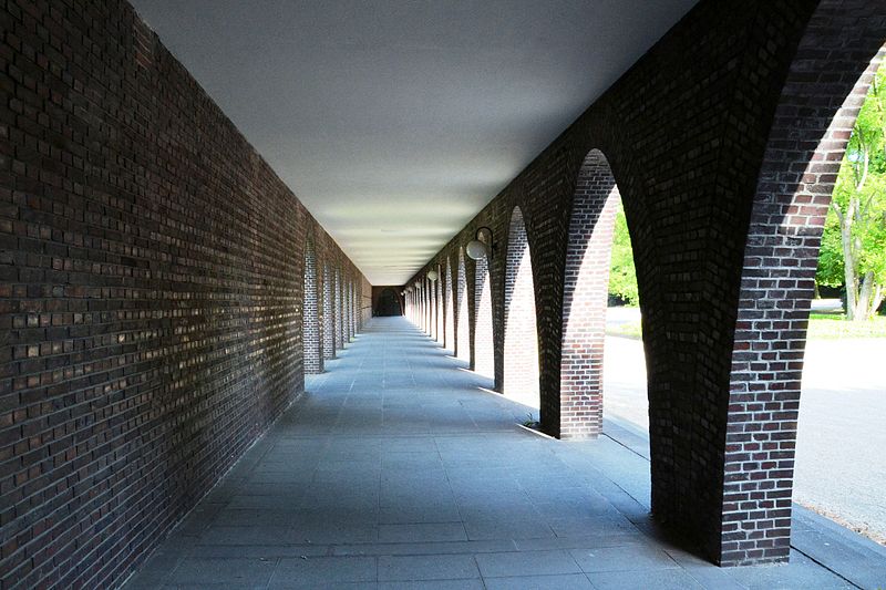 File:Südwestfriedhof Essen Arkaden.jpg