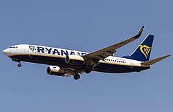 Boeing 737-800 společnosti Ryanair Sun o přiblížení k přistání na letišti Palma de Mallorca, červenec 2019
