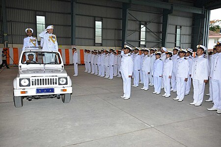 ไฟล์:SPS Cheema inspecting a ceremonial guard (on jeep).jpg