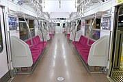 更新車の車内全景 (ロングシート車)