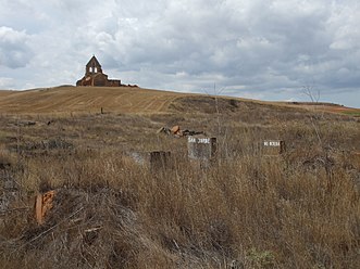 Vista del despoblado de San Jorde de Ojeda con la iglesia al fondo