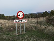 Nombre del municipio en la señal que indica la entrada a la zona urbanizada