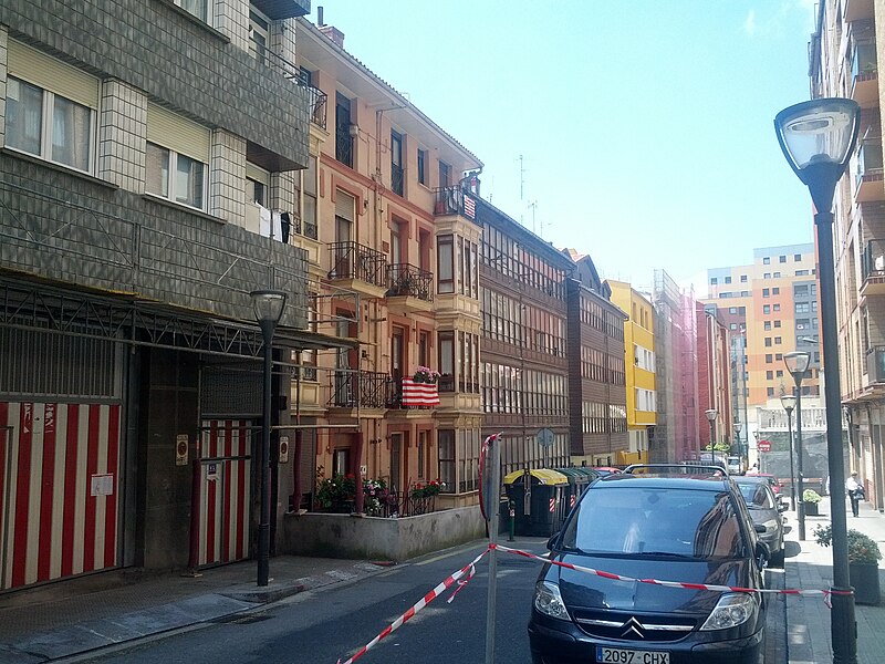 File:Sidewalk is discontinous in front of old buildings (18823135955).jpg