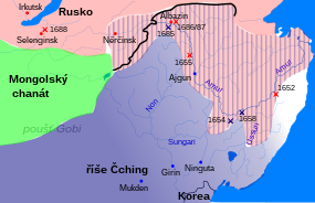 Šrafovaně sporné území mezi Ruskem (růžové) a Čchingskou říší (modře). Černě vyznačena hranice podle Něrčinské smlouvy, která ukončila konflikt.