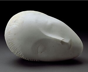 Die schlafende Muse ist unten rechts auf dem Sockel neben einer anderen Skulptur von Brancusi auf diesem Bild von 1916 zu sehen.