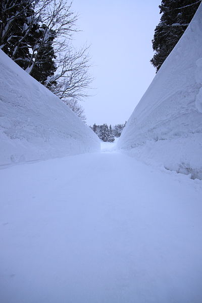 File:Snow walls along the road, Kitayama, Ojiya, Niigata, Japan.jpg