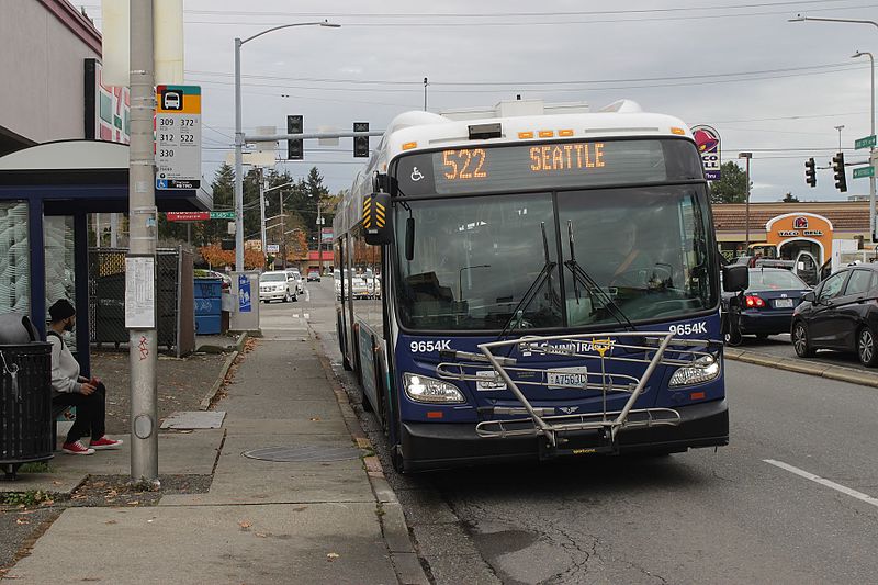 File:Sound Transit route 522 on Lake City Way.jpg