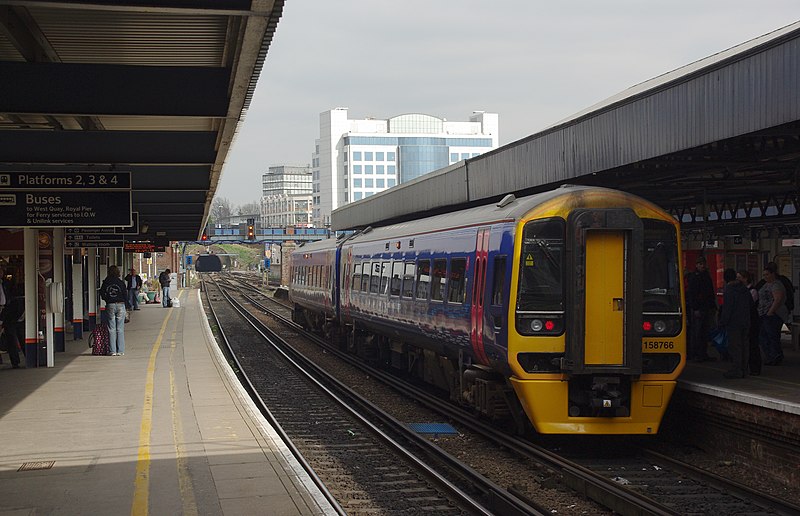 File:Southampton Central railway station MMB 25 158766.jpg