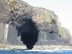 Fingal mağarasının dənizdən görünüşü
