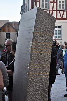 Eine Stele des Mahnmals in Magstadt zur Erinnerung an die nach Auschwitz-Birkenau deportierten Sinti, kurz nach der Enthüllung am 24. September 2021, Foto: Manuel Werner