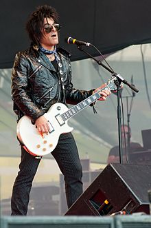 Стив Конте выступает на фестивале Ilosaarirock 2011 года с группой Майкла Монро.