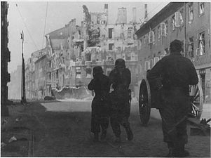 NARA copy #25 Destruction of a housing block Cannon on Zamenhofa Street shooting North at resistance in Gęsia 20 building