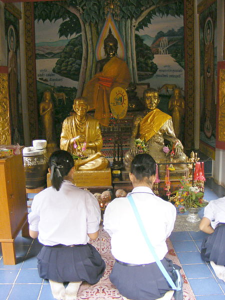 ไฟล์:Student_pays_respect_to_the_Buddha.jpg
