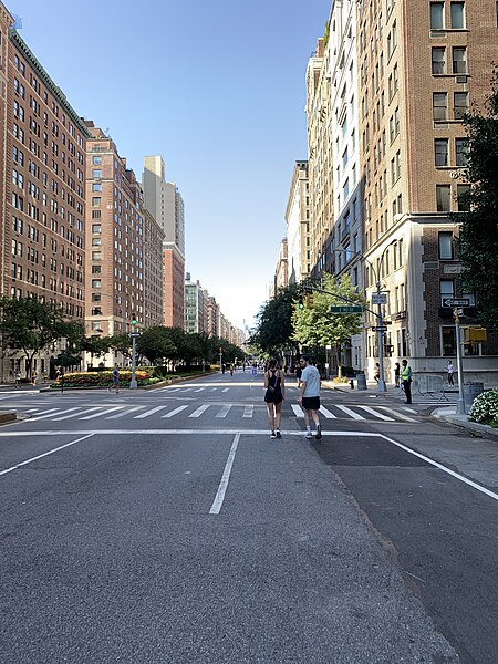 File:Summer Streets NYC 2023-08-19, Park Avenue and 90th, Carnegie Hill, Upper East Side, Manhattan.jpg