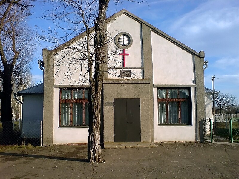 File:Svetlodolinskoie Baptist church.jpg