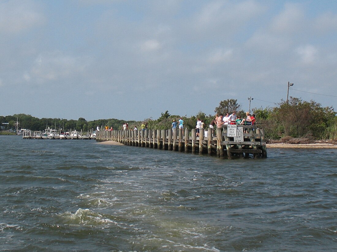 File:Swan River - Pine Neck Pier.jpg