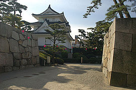 Reste des Asahi-Tores und Ushitora-Eckturm