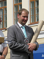 Tartu linnapea Urmas Kruuse Tartu kuulutamisel maailma füüsikapealinnaks Tartu hansapäevade raames ، 20 ژوئیه 2012.JPG