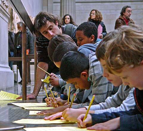 מורה ותלמידים באולם שיש אלגין במוזיאון הבריטי