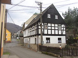 Hrázděný dům v centru Těchlovic