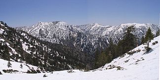 Gipfel in den östlichen San Gabriel Mountains: Telegraph Peak 2.739 m (links), Cucamonga Peak 2.721 m (Mitte), Ontario Peak (Mitte rechts)