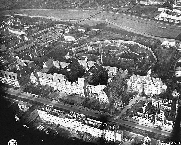 Aerial view of the Palace of Justice in 1945, with the prison attached behind it