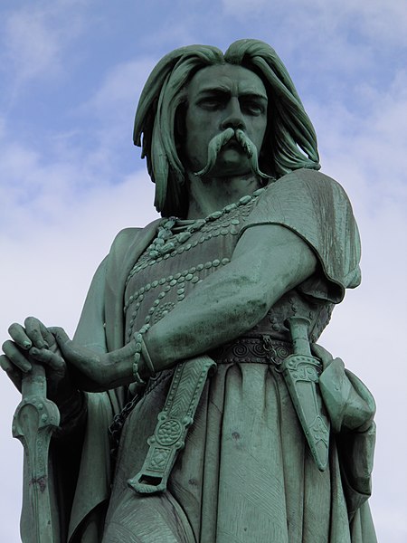 File:The colossal statue of Vercingetorix, Alesia (7701010988).jpg