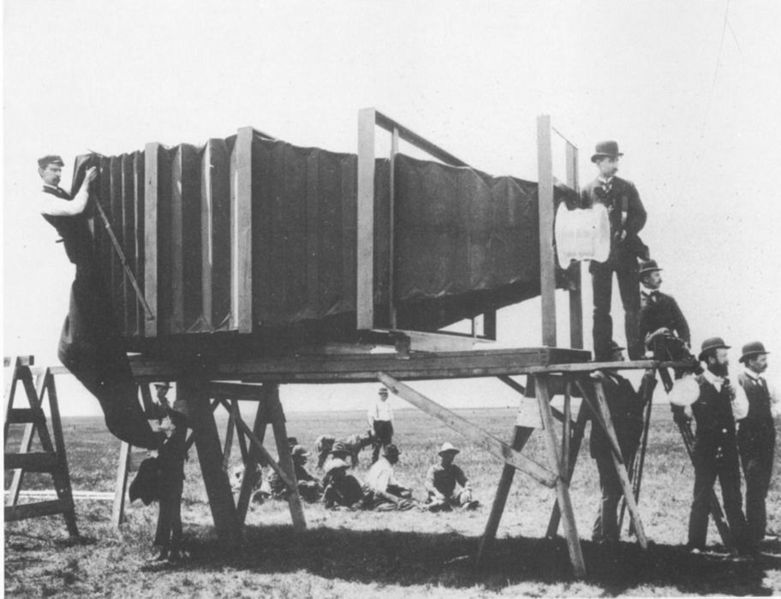 File:The giant camera.jpg