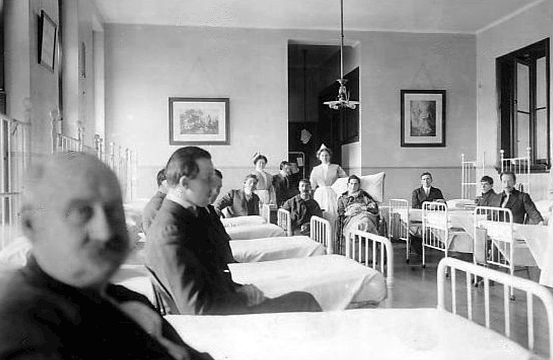 File:Titanic survivors at St. Vincent's Hospital New York 1912.jpg