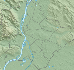 Mapa konturowa Budapesztu, po lewej znajduje się czarny trójkącik z opisem „Sas-hegy”