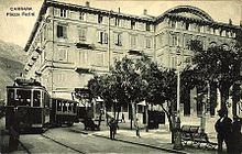 Tram in sosta in piazza Farini nel 1920 (cartolina d'epoca)