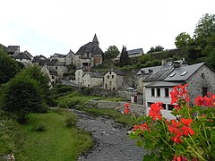 Le bourg de Treignac vu depuis le pont médiéval.