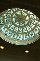 三井男爵家迎賓館内。中央ドームの吹き抜け天上。ステンドグラスをはめたビザンチン様式[98]。