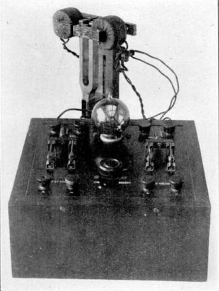 1 kHz tuning fork vacuum tube oscillator used by the U.S. National Bureau of Standards (now NIST) in 1927 as a frequency standard.