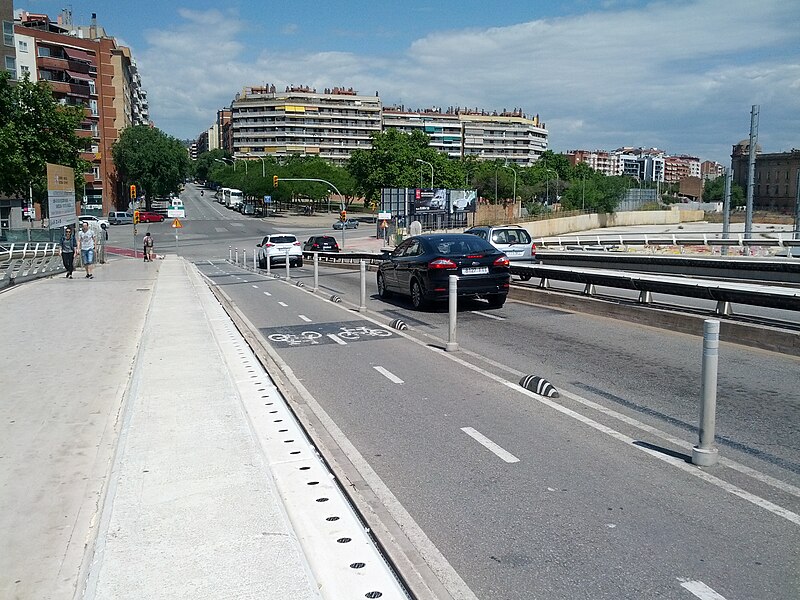 File:Two-way buffered bikeway on bridge (18472449736).jpg