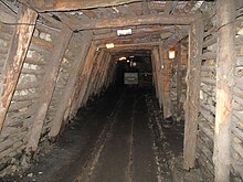 Étaiement d'une ancienne galerie de mine.