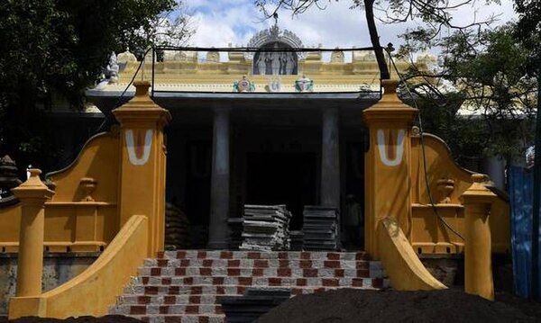 Vasantha Mantapam, where Atthi Varadar is worshipped for 48 days after every 40 years.
