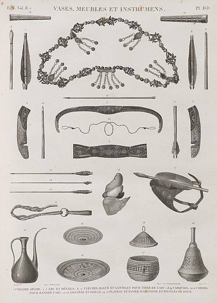 Pl.DD - 1. Collier arabe; 2-5. Arc et détails; 6-17. Flèches, bague et gantelet pour tirer de l'arc; 18.19. Carquois; 20.21. Cordes pour bander l'arc; 22.23. Aiguière