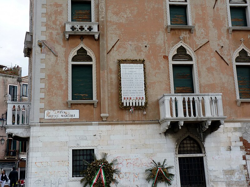 File:Venise- En mémoire des 7 martyrs.JPG