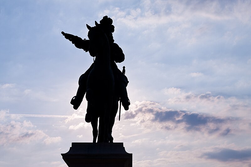 File:Versailles - Roi Soleil à contre-jour.jpg