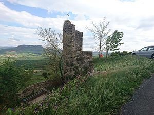 Ruines du château des comtes de Toulouse au hameau de Luzençon.