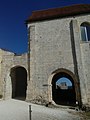 Français : Façade sud de la chapelle, porche des pélerins à droite et autre porche à gauche, château de Villebois-Lavalette, Charente, France